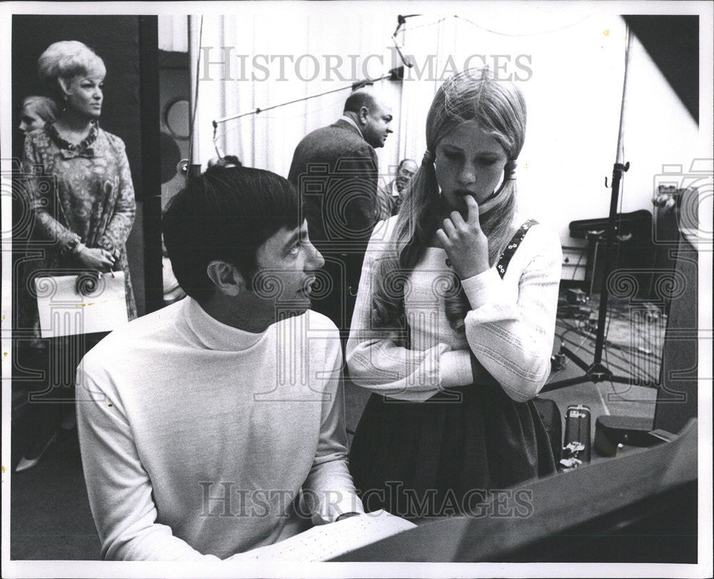 1968 Press Photo Singer Tommy Leonetti and Daughter at Recording Session - Historic Images