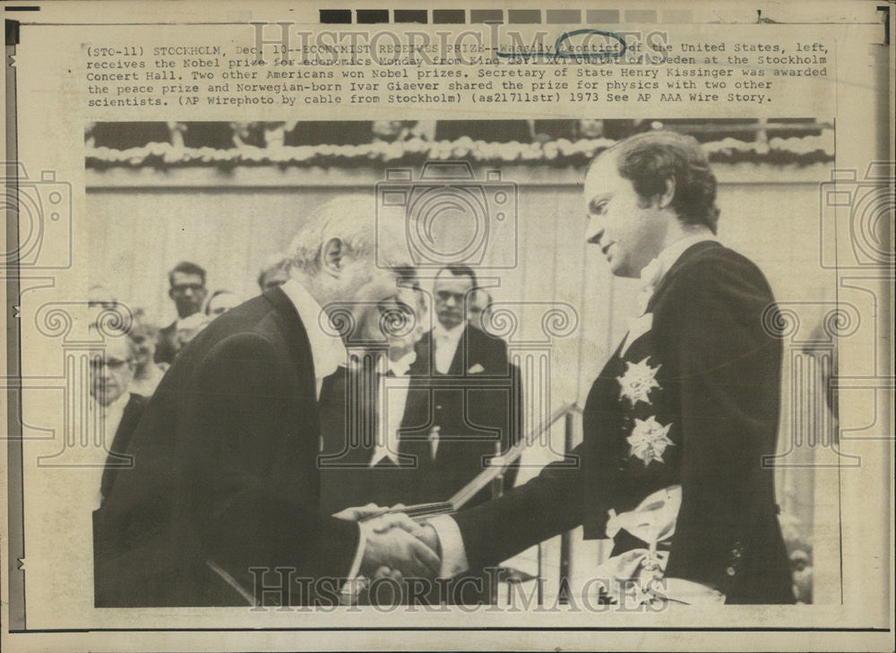 1973 Press Photo Wassily Leontief of the United States Receives Nobel Prize - Historic Images