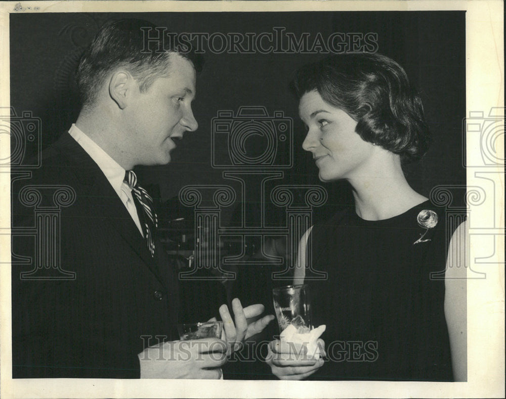 1964 Press Photo Mr. and Mrs. James Leonard, North Avenue Day Nursery Cocktails - Historic Images