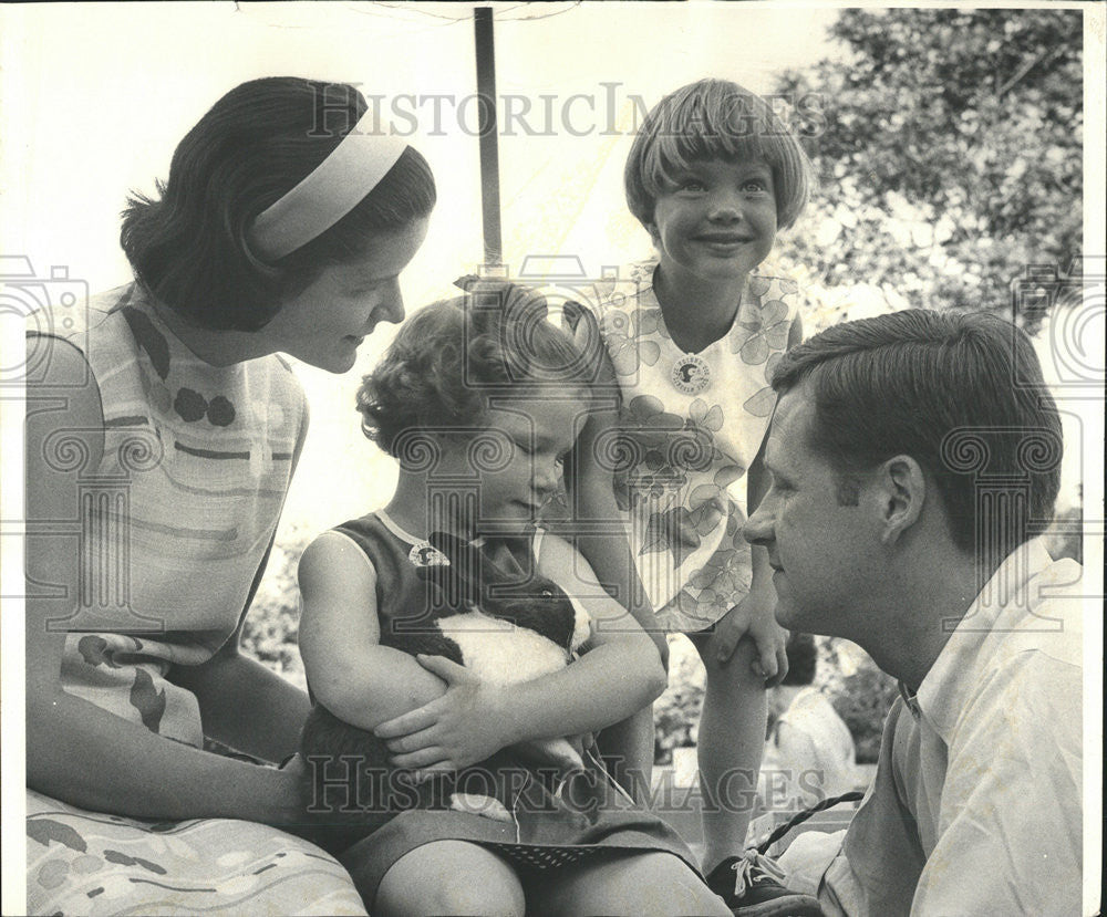 1966 Press Photo Margot Leonard, Mr. &amp; Mrs. James Leonard, Jennifer Ames &amp; Bunny - Historic Images