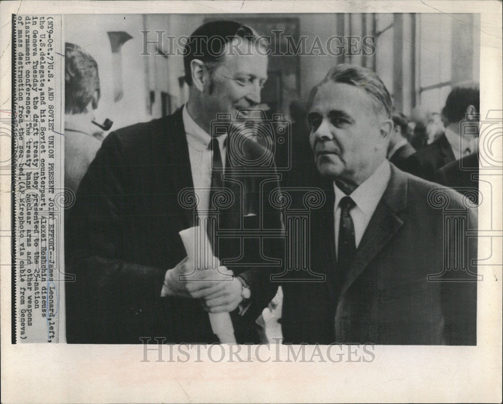 1969 Press Photo James Leonard Alexei Roshchin Geneva Disarmament Conf ...