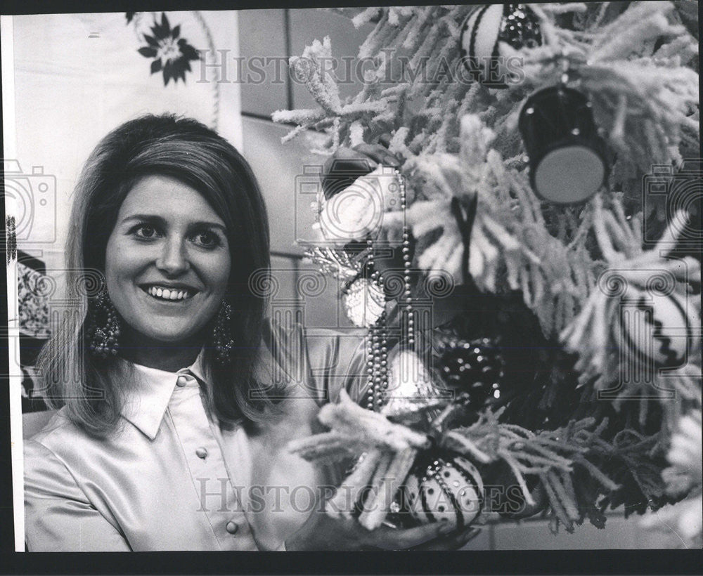 1968 Press Photo Mrs John Damgard decorate tree girl volunteer program serve - Historic Images