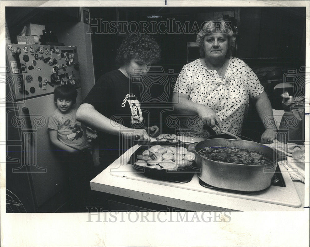 1986 Press Photo Veronica Dabrowski and Daughter, Mary Ann, Fix Polish Dumplings - Historic Images