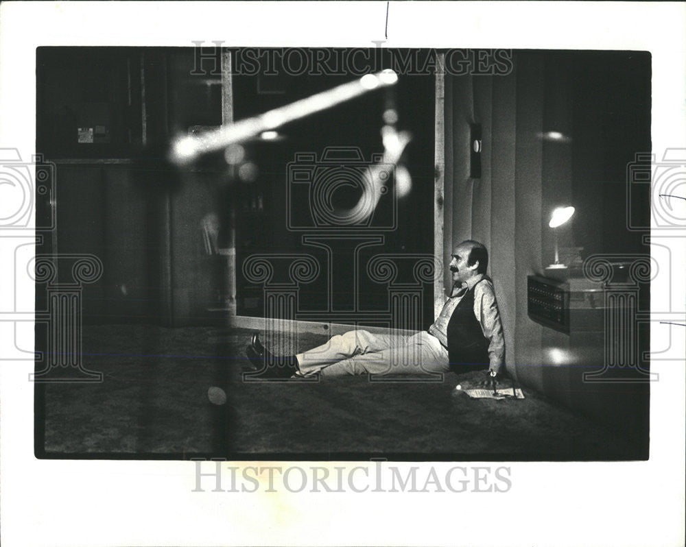 1977 Press Photo Tom Alderman Hard Work Emotion Record Relax Playback Effort - Historic Images