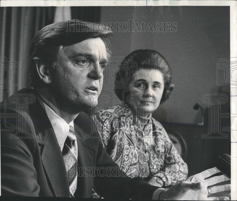 1973 Press Photo Gov Daniel Walker Mrs Jenny Alderman public health executive - Historic Images