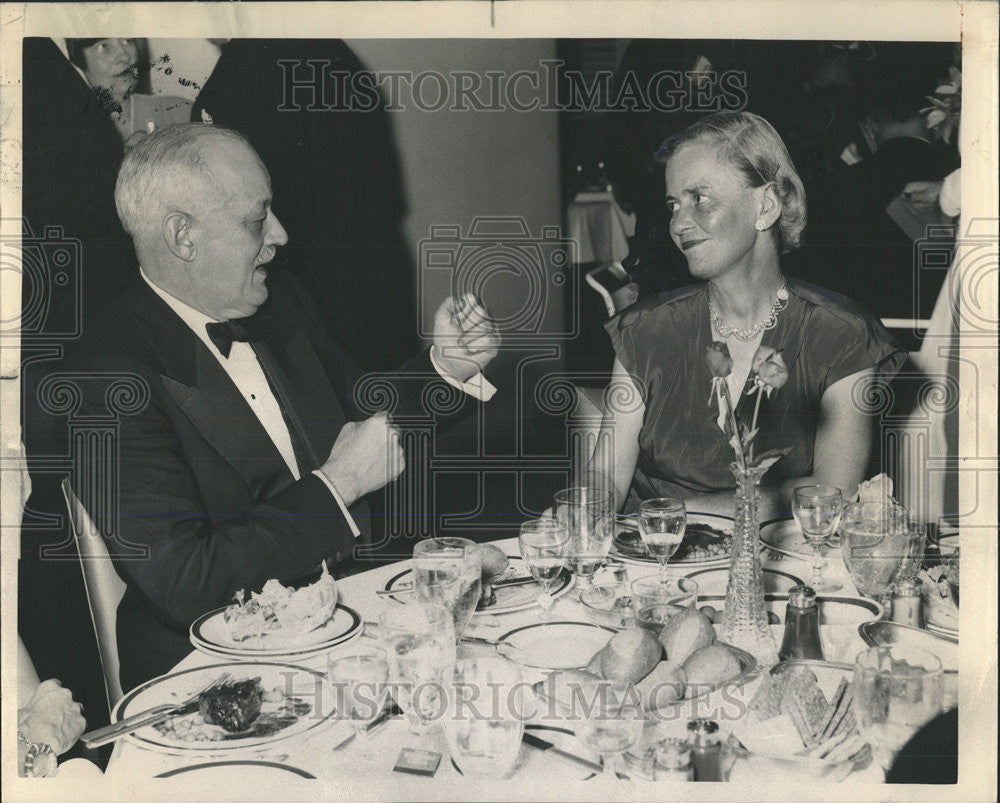 1948 Press Photo Mrs. Graham Aldis and Alfred MacArthur have Conversation - Historic Images