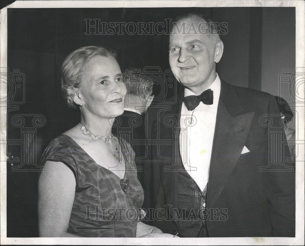 1953 Press Photo Mr Mrs Graham Aldis author Episcopal Church of the Holy Spirit - Historic Images