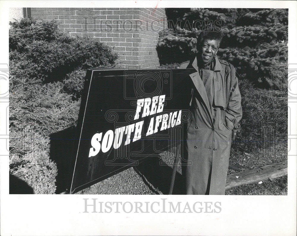 1991 Press Photo The Reverend Barbara J. Allen &amp; Church&#39;s Anti-Apartheid Sign - Historic Images