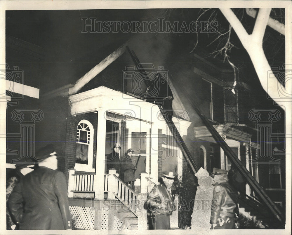 1964 Press Photo Fireman Fight blaze Detective James Alford Children Gladys - Historic Images