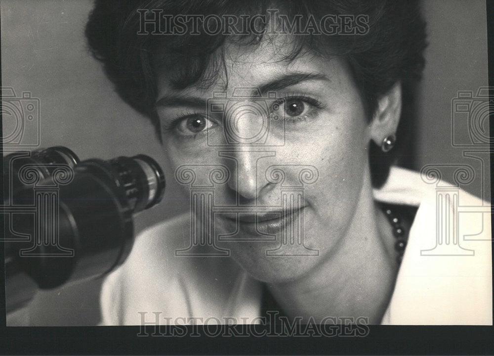 1988 Press Photo Patricia Dahl, Associate Director Of Eye-Bank - Historic Images