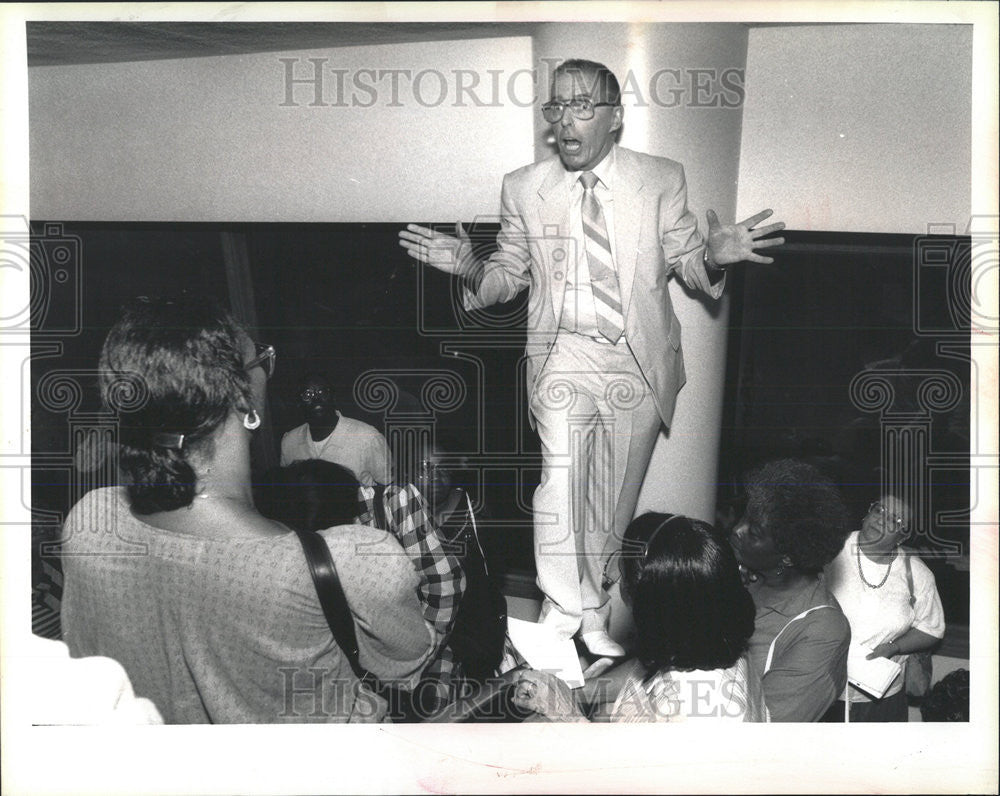 1990 Press Photo Frank Dalton Talk to Irate Jeffrey Manor Residents in City Hall - Historic Images