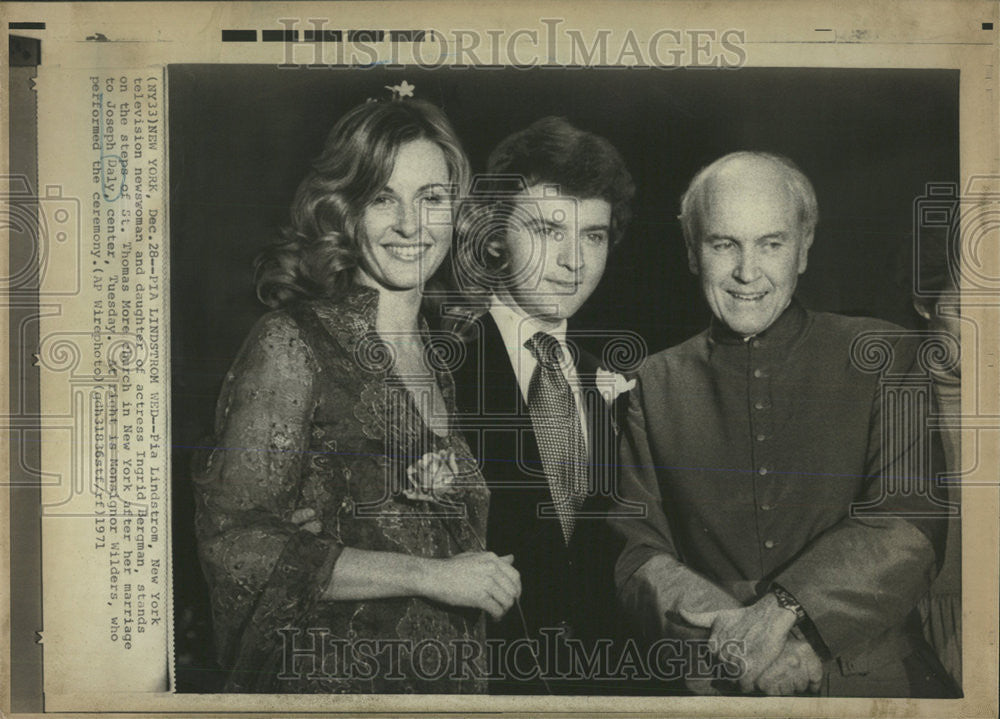 1971 Press Photo Pia Lindstrom NY TV newswoman St Thomas church Ingrid Bergman - Historic Images