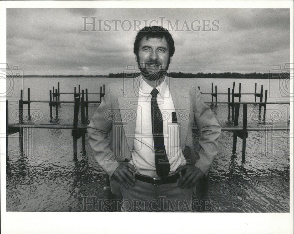 1985 Press Photo Bill Dam Mayor Fox Lake Mineola Hotel background West - Historic Images