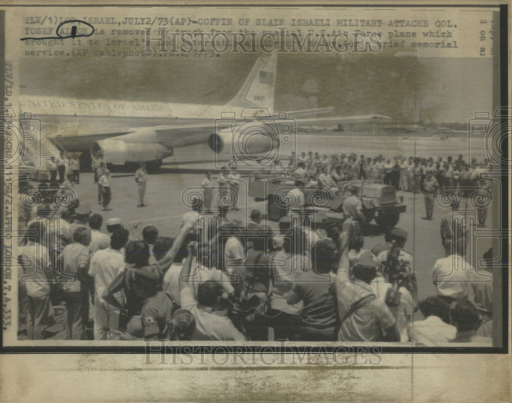 1973 Press Photo Yosef Alon Remove Truck US Air Force Plane Israel International - Historic Images