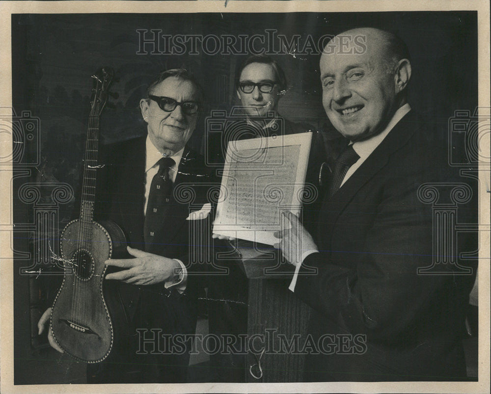 1976 Press Photo Carleton Smith Shows Original Manuscript of &quot;Silent Night&quot; - Historic Images