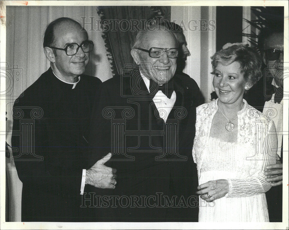 1982 Press Photo The Archbishop and Mayor Byrne Flattered by George Malas - Historic Images