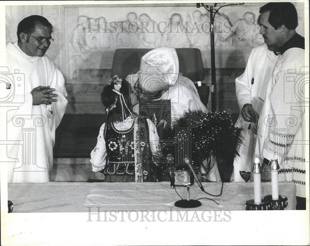 1982 Press Photo Mary Czetochowa Cicero Joseph Bernardin Kazmierowisz Flowers - Historic Images