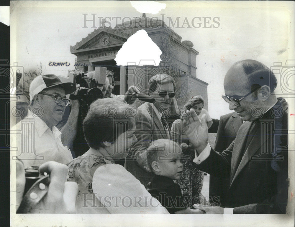 1982 Press Photo Cardinal John Cody Archbishop Joseph Berardin predecessor tomb - Historic Images