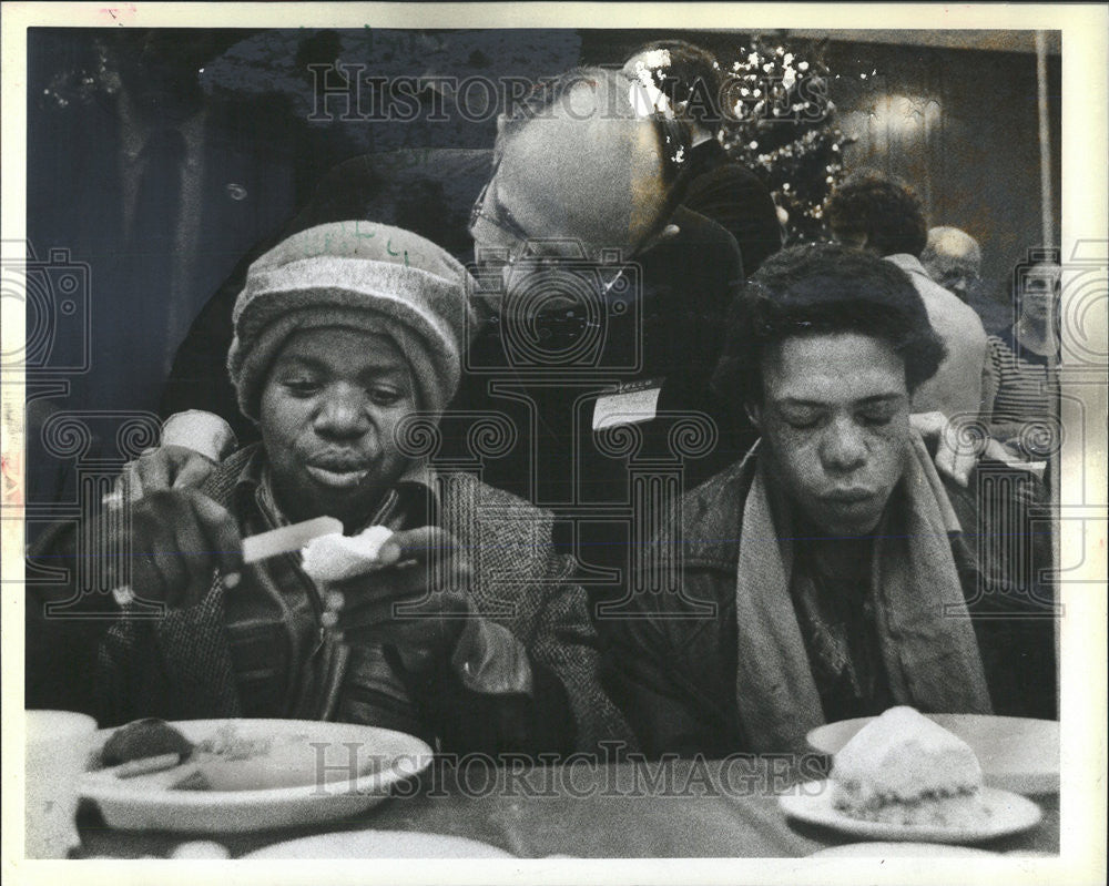 1983 Press Photo Archbishop Joseph L. Bernadin Greets Diners at New Year&#39;s Feast - Historic Images