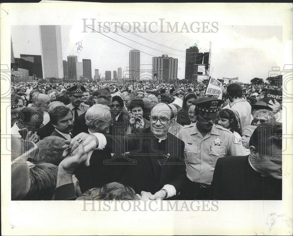 1983 Press Photo Joseph Bernardin worshiper Grant Park mass crowd attend town - Historic Images