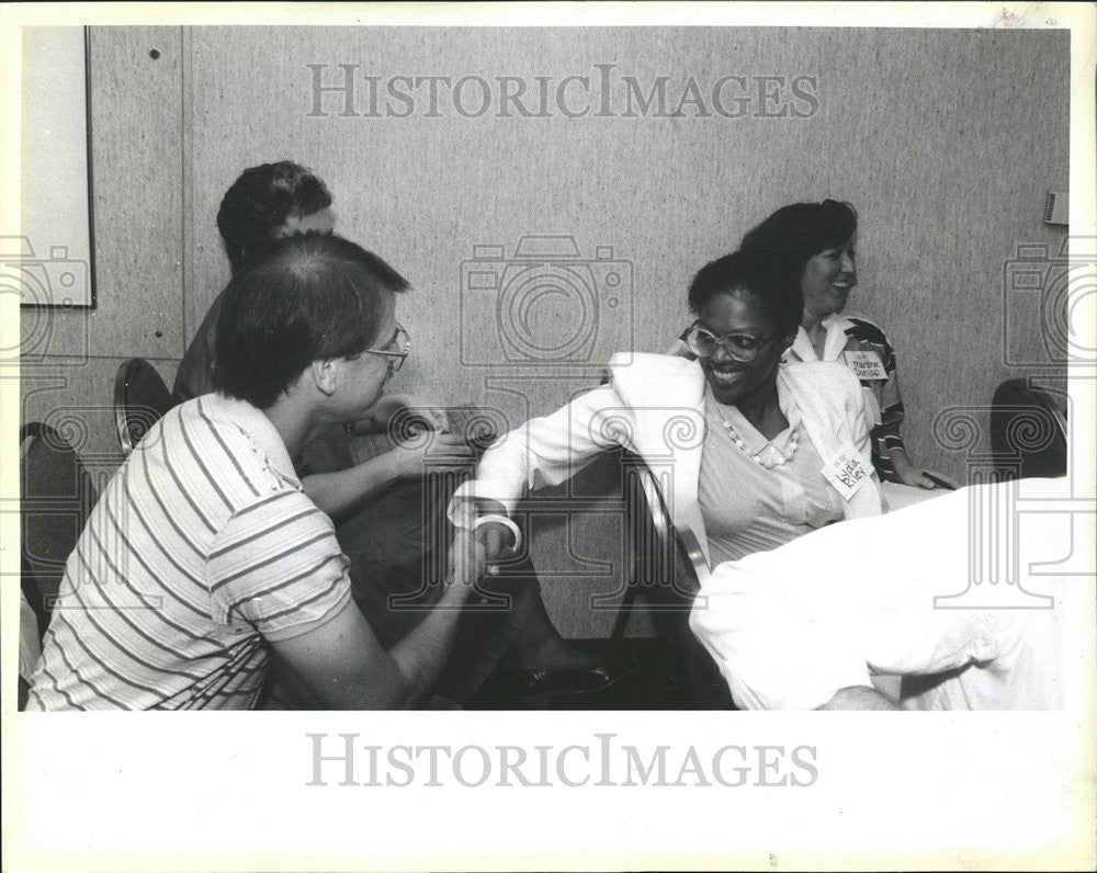 1986 Press Photo Student Steven Chiarito teacher John Donnelly Dale Carnegie - Historic Images