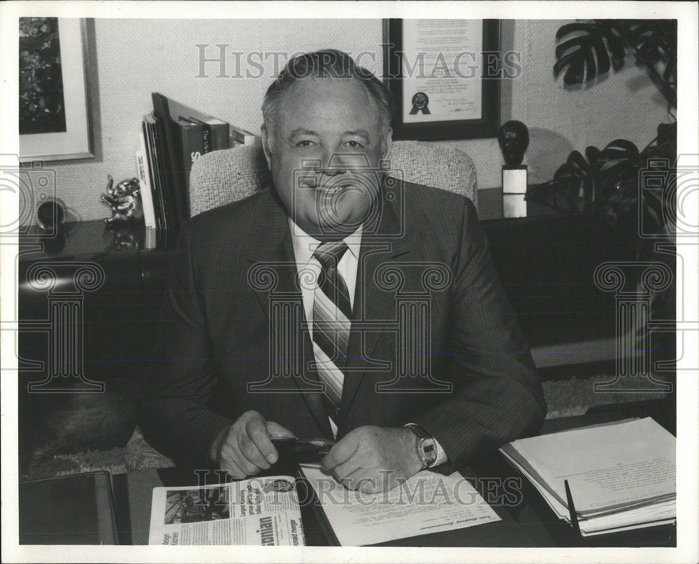 1982 Press Photo Curtis L Carlson President Chairman Carlson Companies - Historic Images