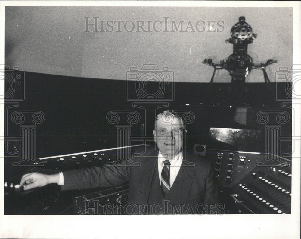 1984 Press Photo Astronomer Dr Eric Carlson works Bethlehem sky show star - Historic Images