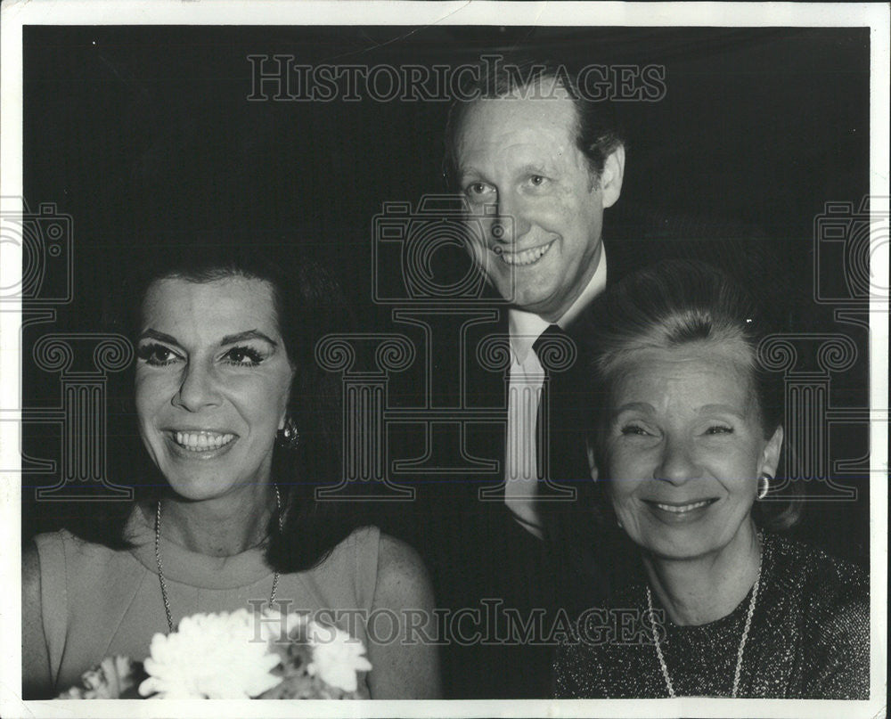 1972 Press Photo Murmuring Welcome Home Mrs John Astarita Week Hotel New York - Historic Images