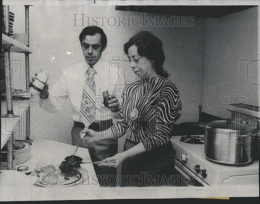 1975 Press Photo Peterson Khyber India Food Walton La Liama Spicy Juana - Historic Images