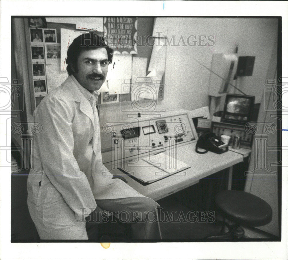 1980 Press Photo Mohammed Akbar radiation technologist therapy Russian invasion - Historic Images