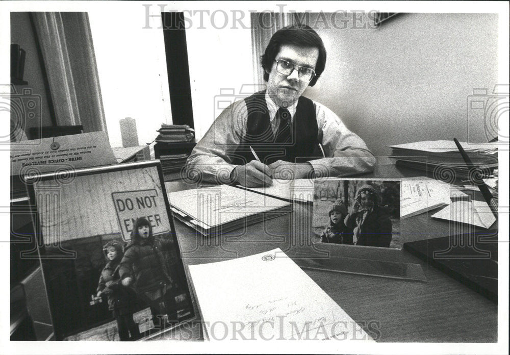 1980 Press Photo Jeff Atkinson desk picture daughter Tara Abigail children - Historic Images