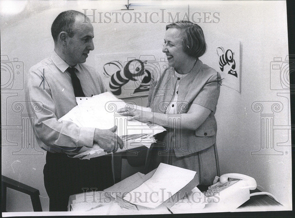 1969 Press Photo Harlan Draeger Daily News Beeline column Ceremony Suzanne Avery - Historic Images