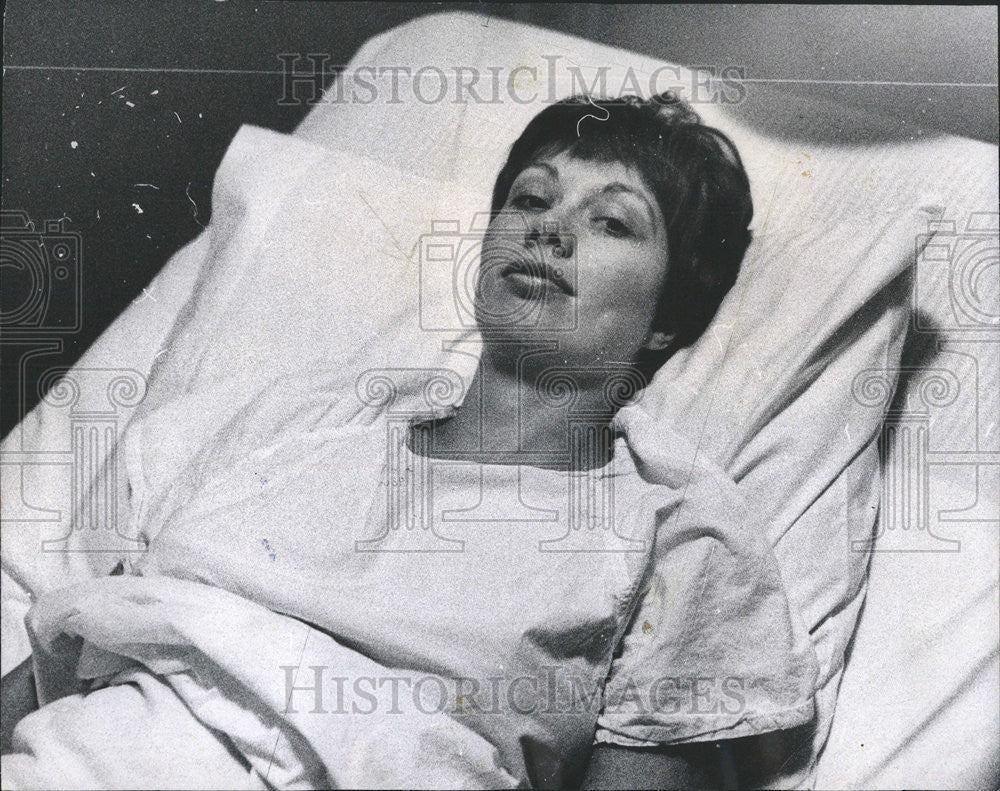 1970 Press Photo Mrs.Sherry Avila W. Grase Lies in the Wesley Memorial Hospital - Historic Images