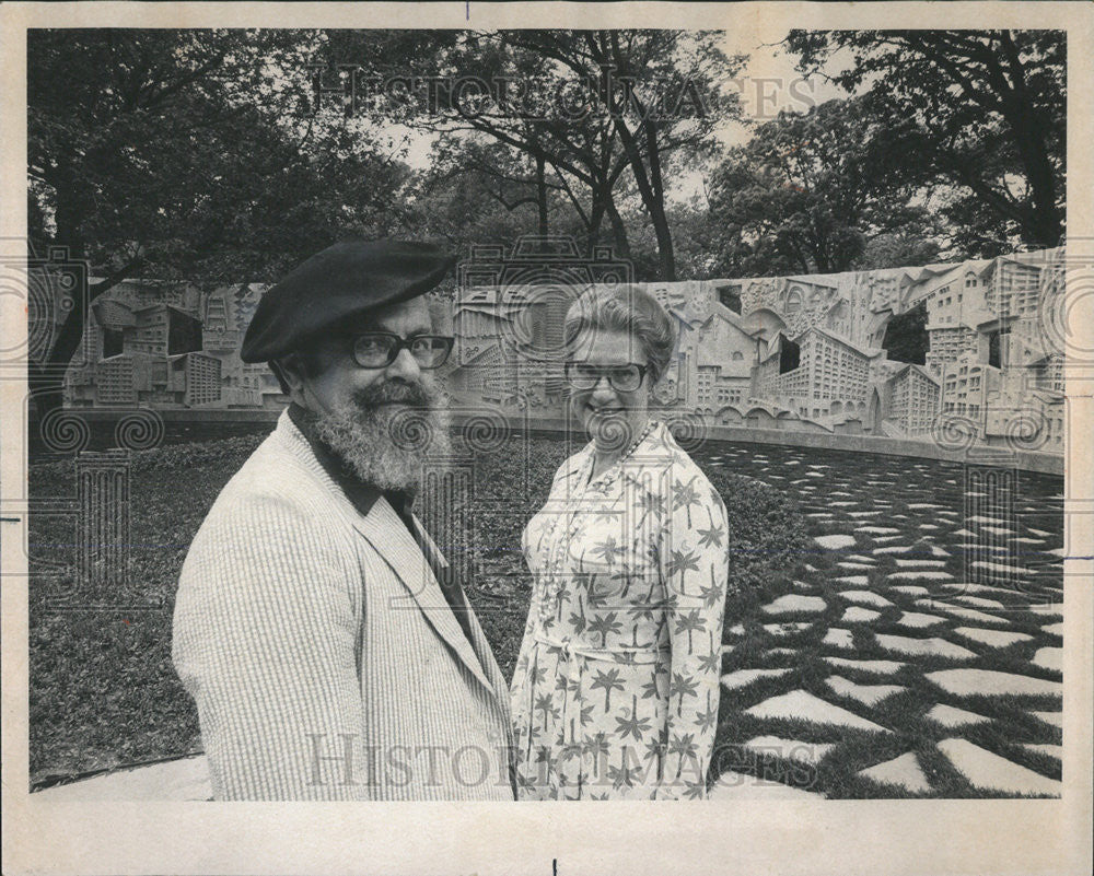 1976 Press Photo Sister Candida Lund Rosary College greets Henri Azaz sculptured - Historic Images