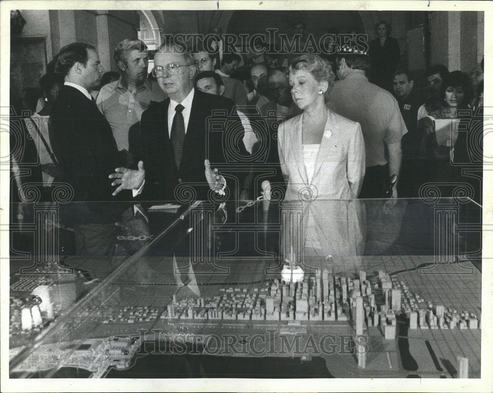 1982 Press Photo Byrne  Worlds Fair Chairman Thomas Ayers model Worlds Fair site - Historic Images