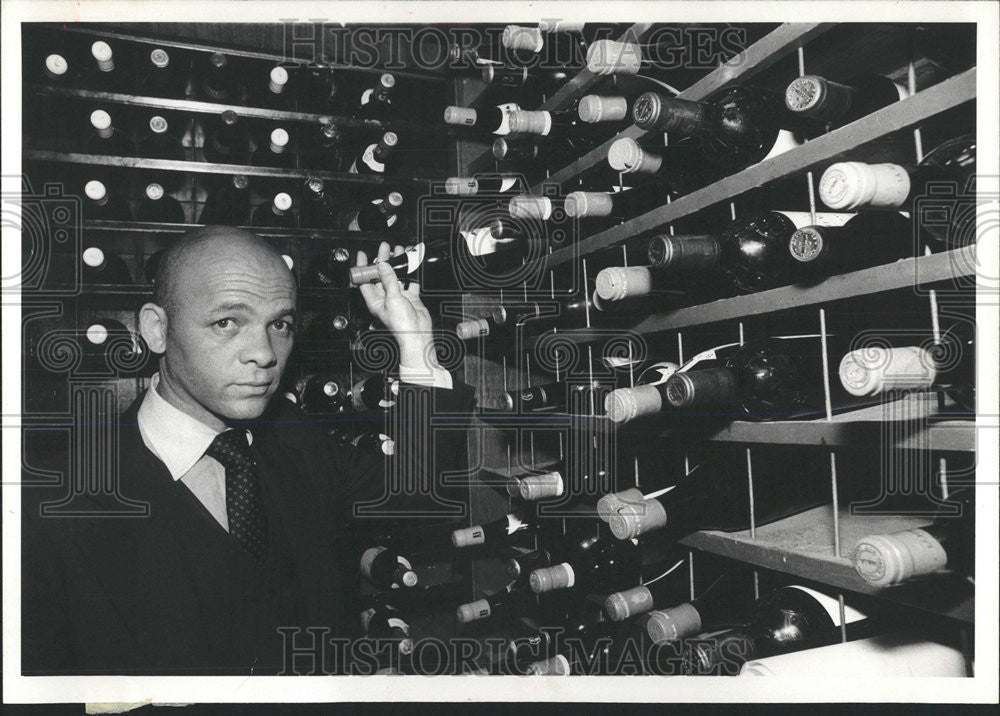 1979 Press Photo Jimmy Ayres Wine Steward King Arthur&#39;s Pub Chicago Illinois - Historic Images