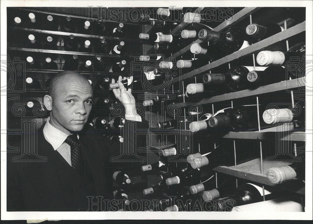 1979 Press Photo Jimmy Ayres Wine Steward King Arthur's Pub Chicago Illinois - Historic Images