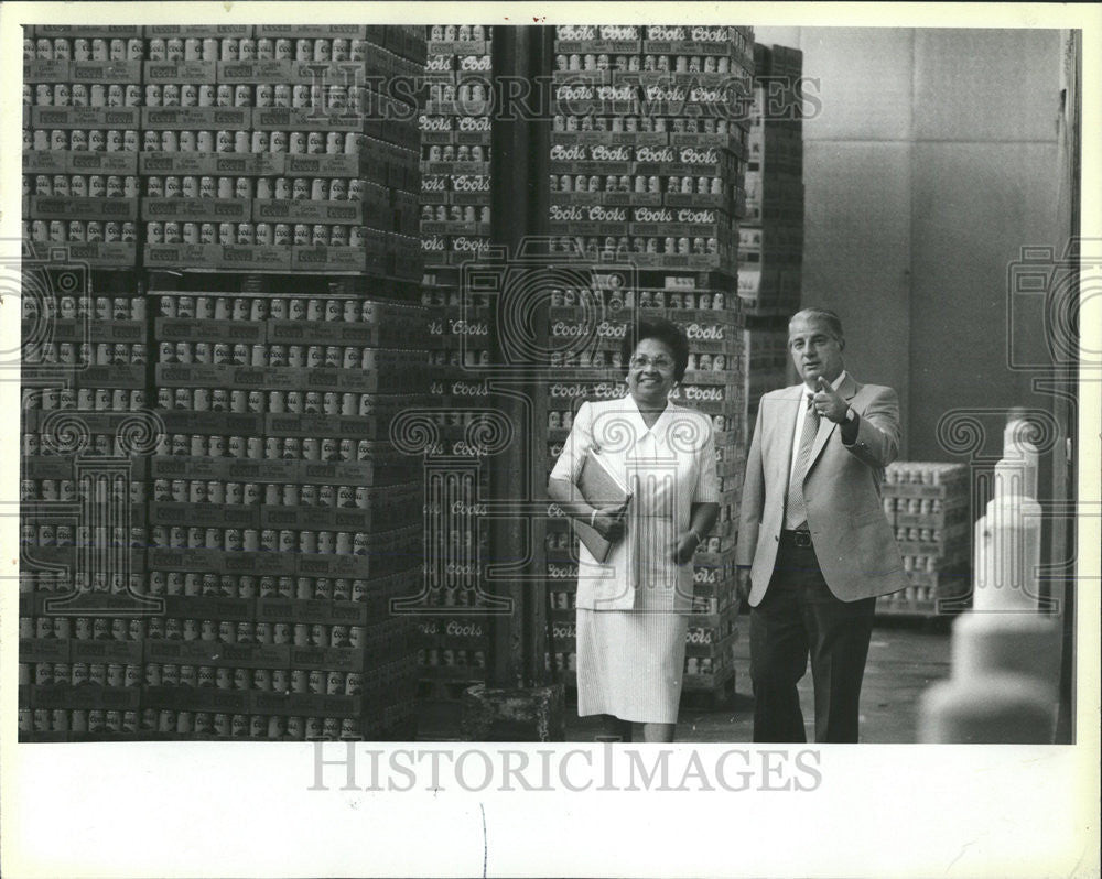 1986 Press Photo Essie Askew Joseph Daksandro Coors Area Sale Manager Walk Beer - Historic Images