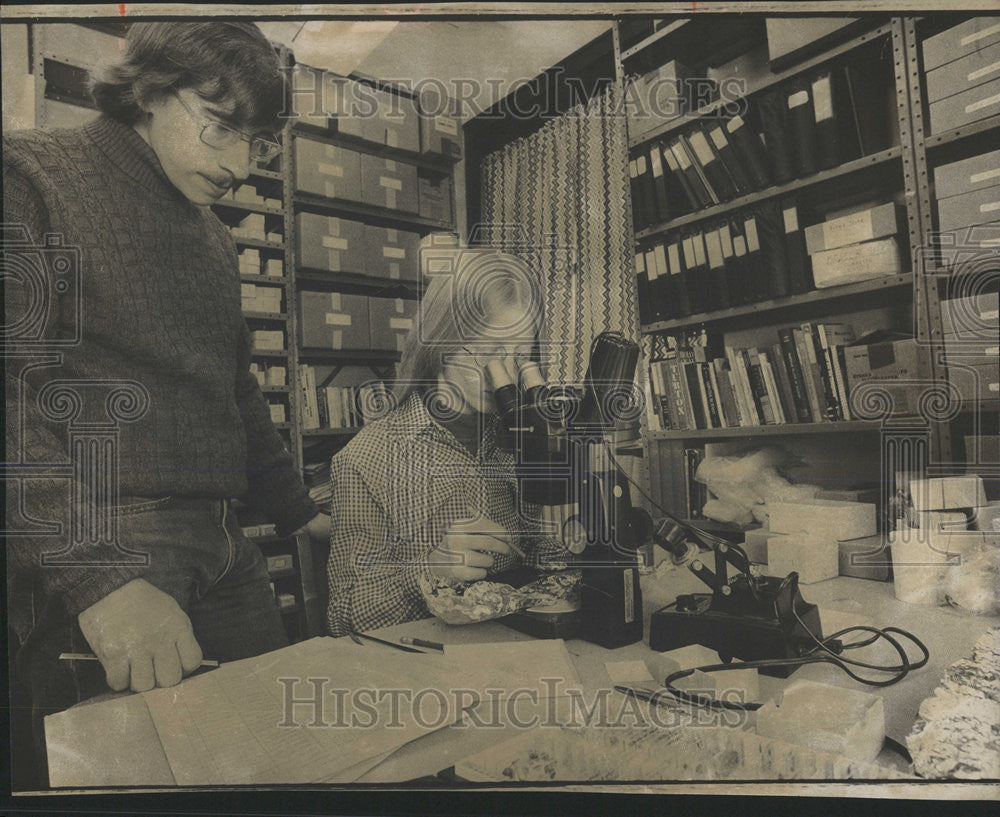 1975 Press Photo Archaeologists David Nancy Asch Northwestern University lab - Historic Images