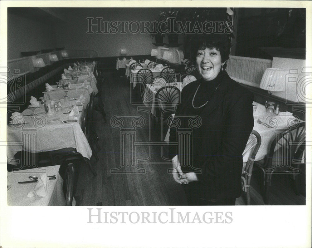 Press Photo Cynthia Ash Laugh Pose Restaurant Table Chair Cover Glass Food - Historic Images