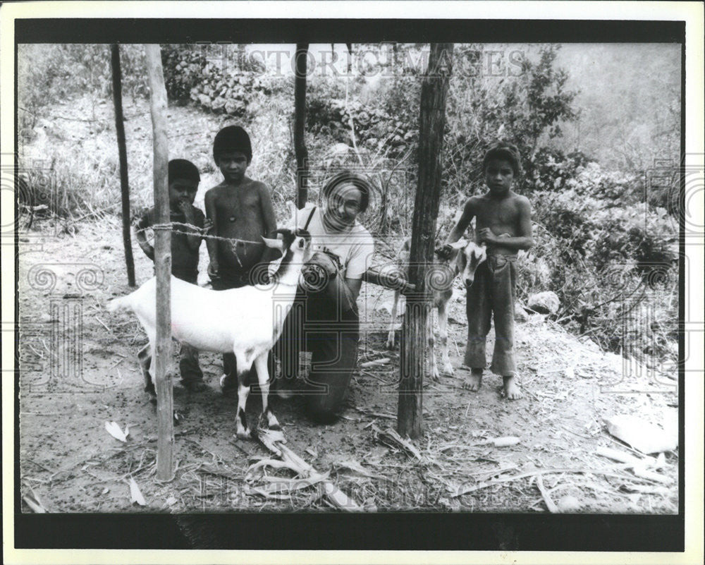 1987 Press Photo Lynne Atherton Heifer Project representative goat Honduras - Historic Images