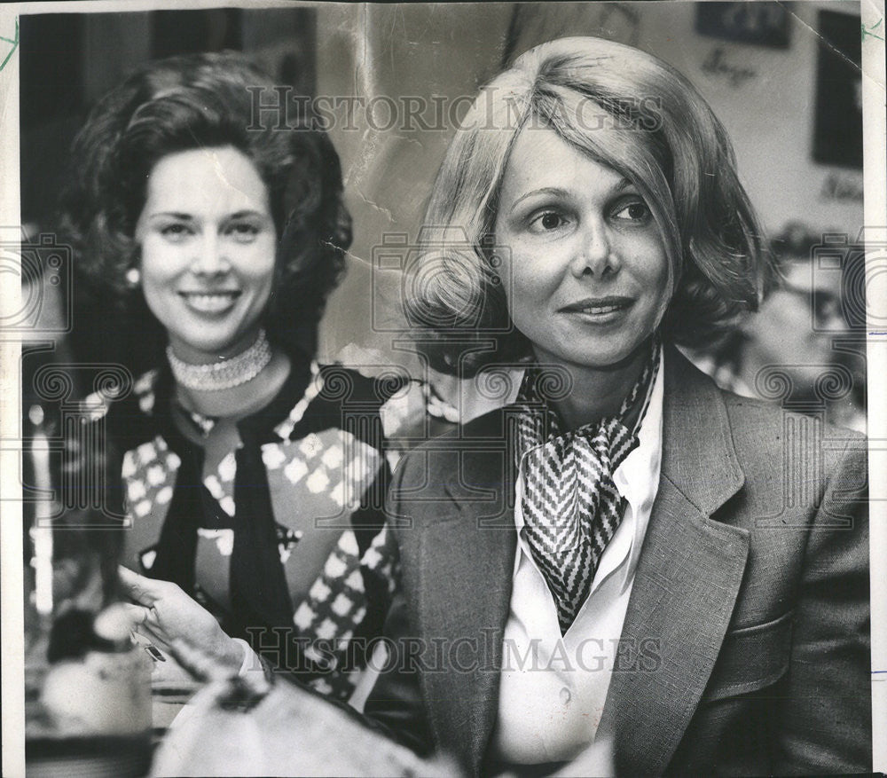 1971 Press Photo Two Women, Mrs.Donald &amp; Mrs. Barton in Luncheon. - Historic Images