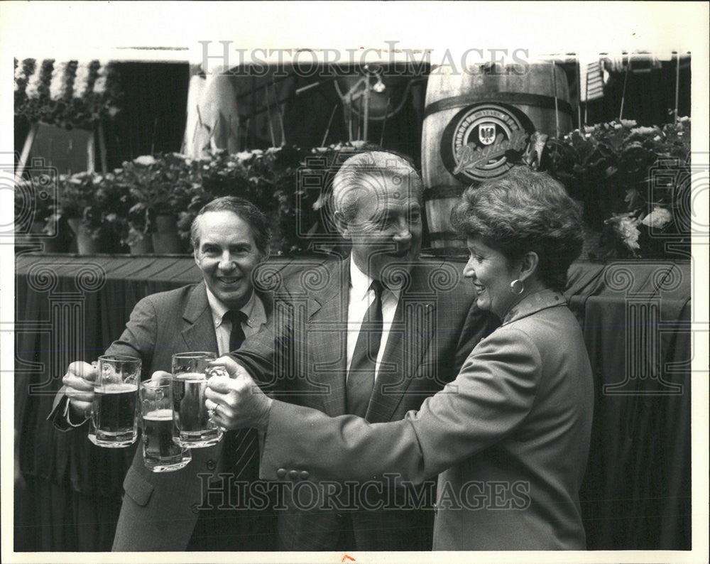 1981 Press Photo Berghoff restaurant Owner Herman Berghoff Mayor Reinhold - Historic Images