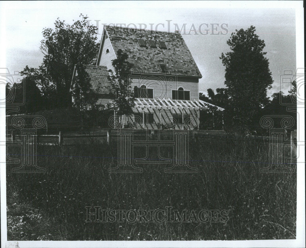 1985 Press Photo Architect Donald Berg manuals magazines design country home - Historic Images