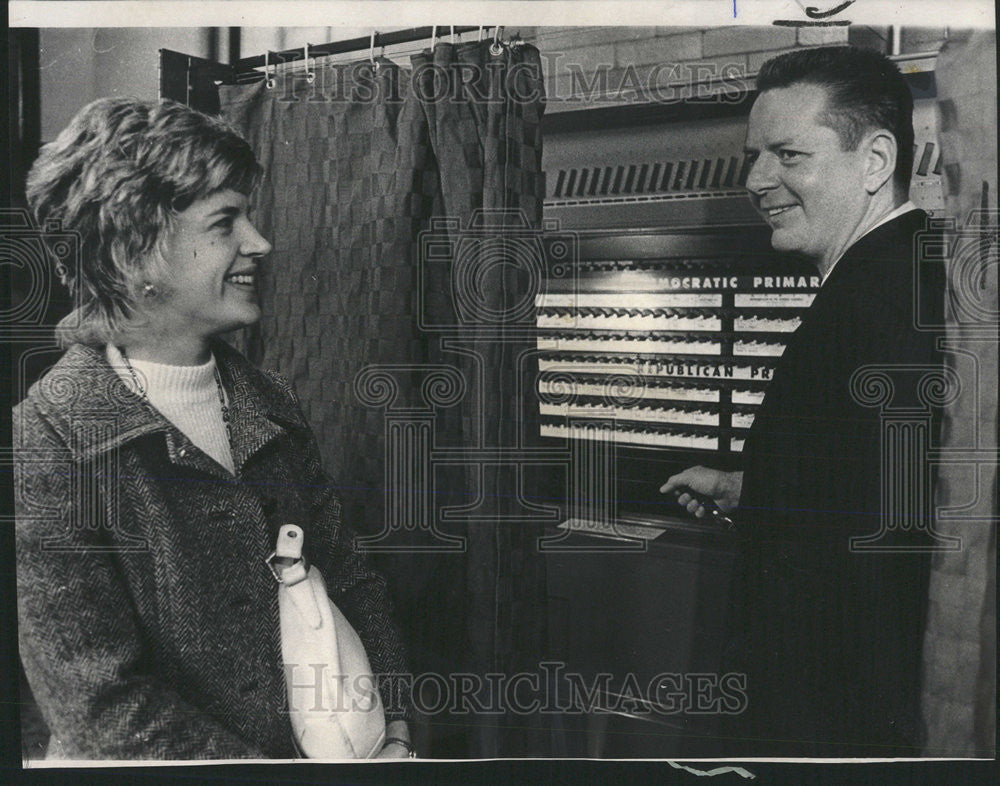 1972 Press Photo Traffic Court Judge Berg Wife Janet Ballot Hanrahan Family - Historic Images