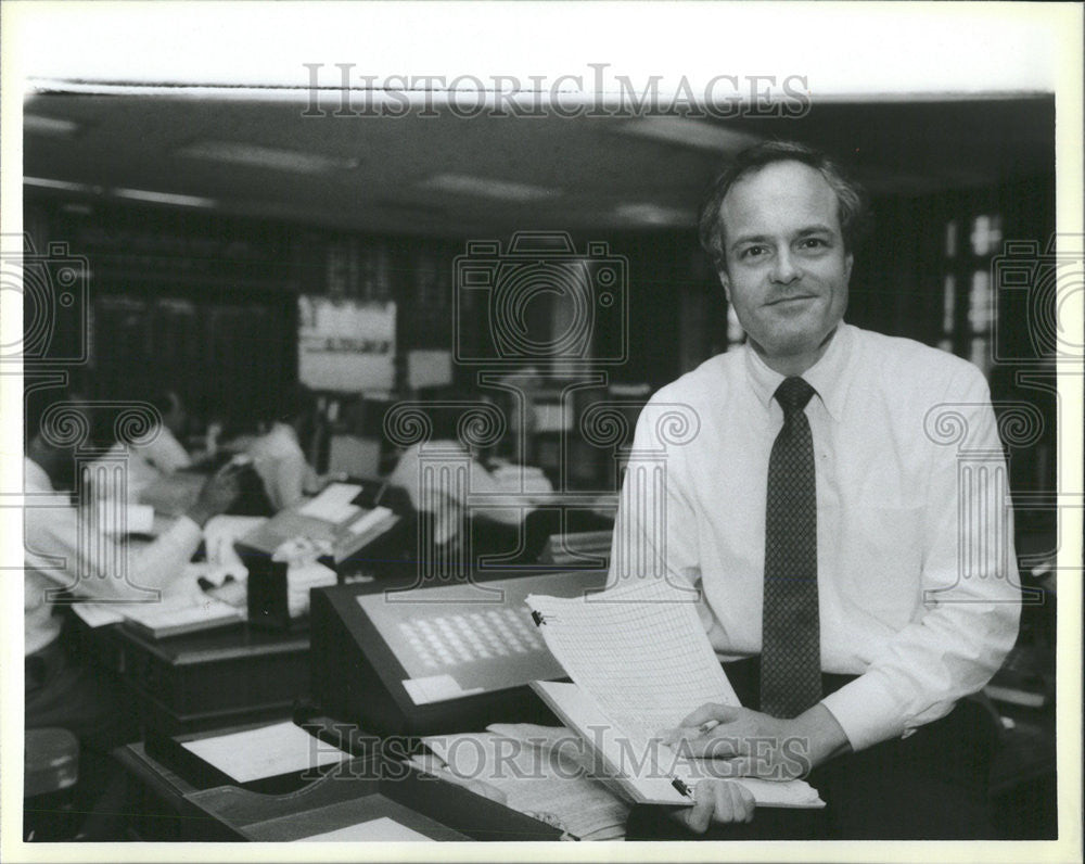 Press Photo Continental Bank Manager Staff Work - Historic Images