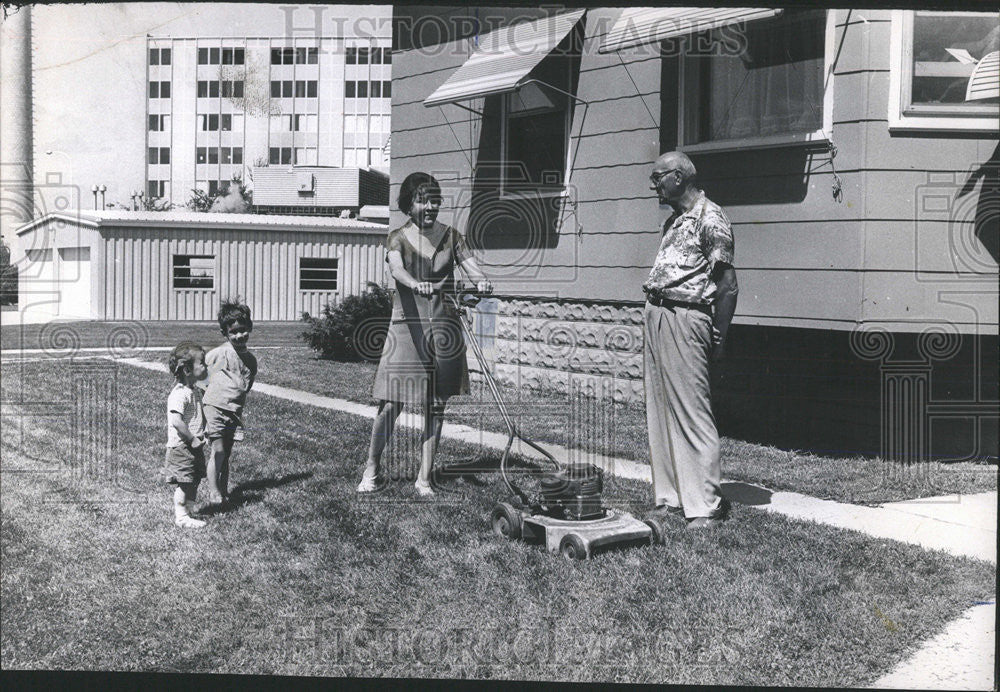 1969 Press Photo Dr Philip Blaiberg South Africa Jewish Mrs John Anick lawn kid - Historic Images