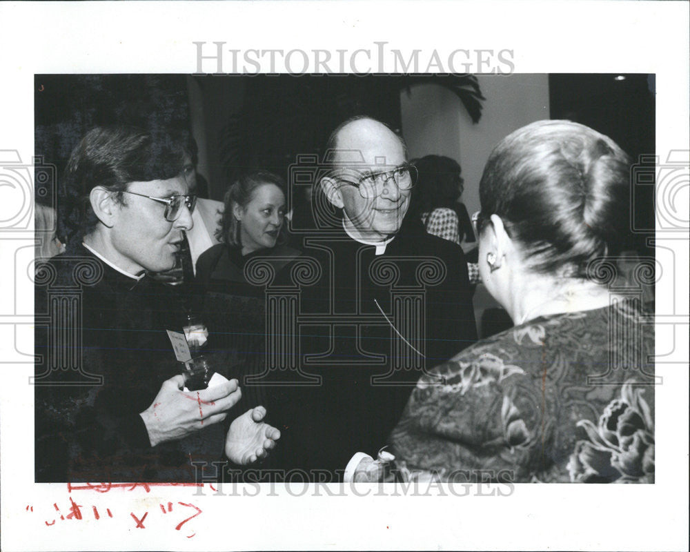 1994 Press Photo Joseph Cardinal Bernardin Sheraton Chicago Hotel Towers greets - Historic Images