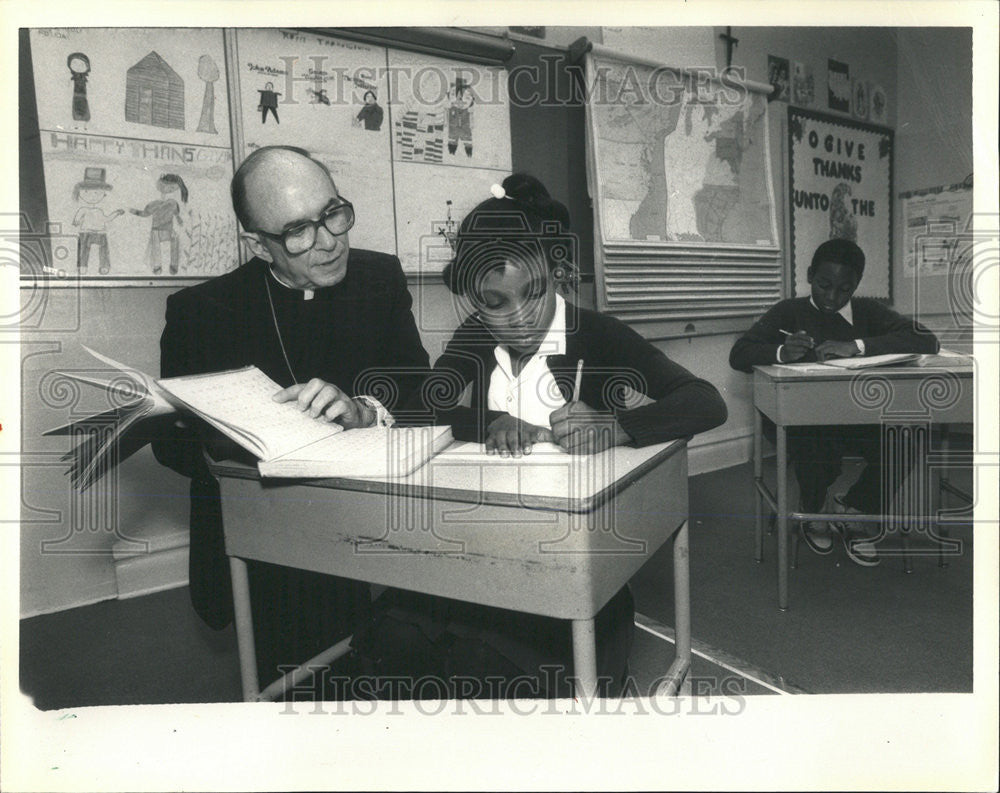 1987 Press Photo Cardinal Bernardin Westside school Joseph Anquana Minley - Historic Images