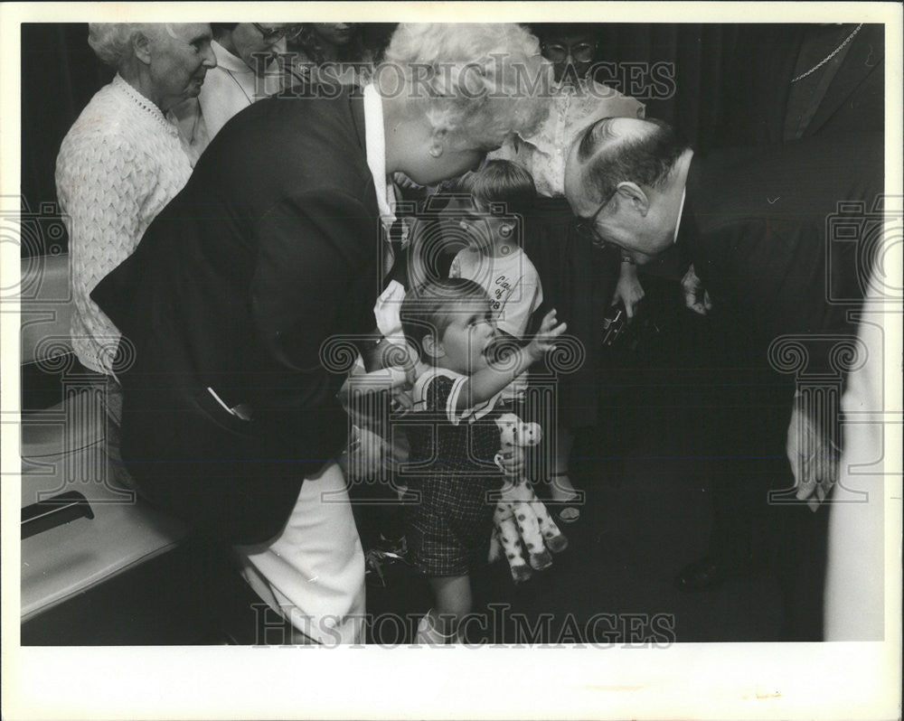 1984 Press Photo Poland Cardinal Joseph Bernardin O&#39;Hare Airport Greet Youngster - Historic Images